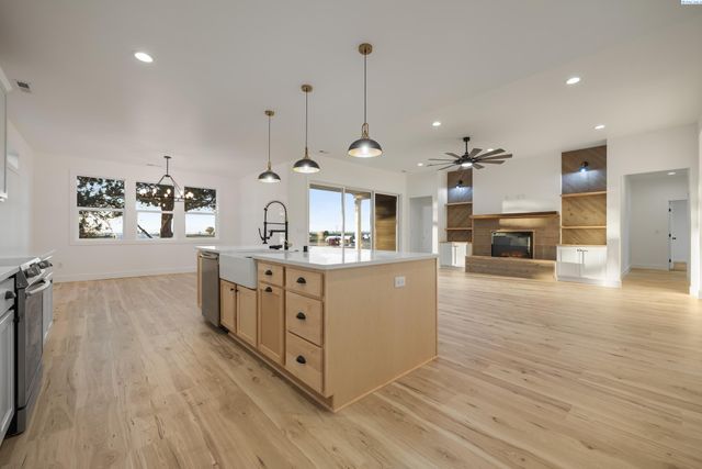 29183 Mammoth Dr, Kennewick, WA 99338