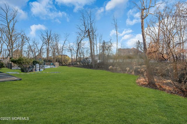 21 Old Queens Court, Eatontown, NJ 07724