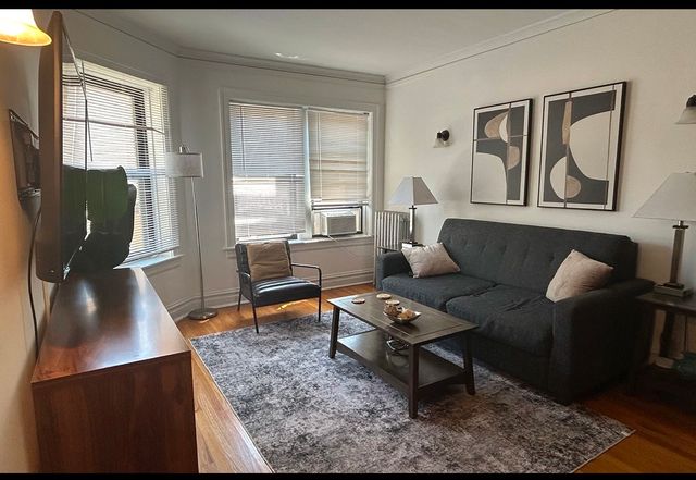 1913 W Larchmont Avenue 3B, Chicago, IL 60613