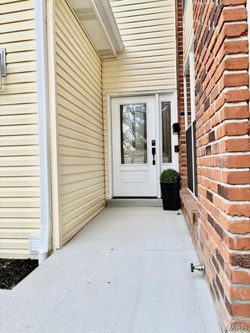 325 Fox Village Court, Ballwin, MO 63021