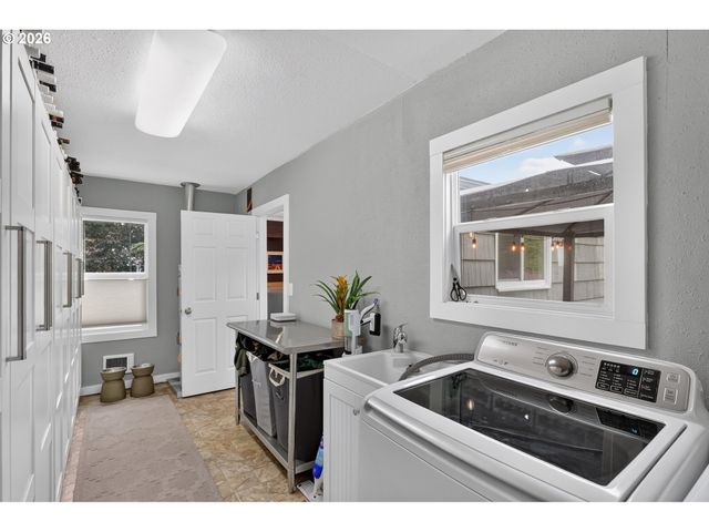 3675 Sw 93RD Ave, Portland, OR 97225