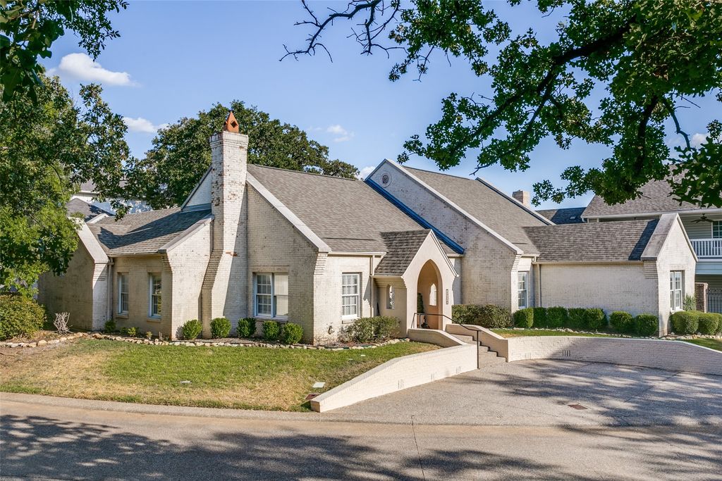 1208 Kelpie Court, Fort Worth, TX 76111 — exterior