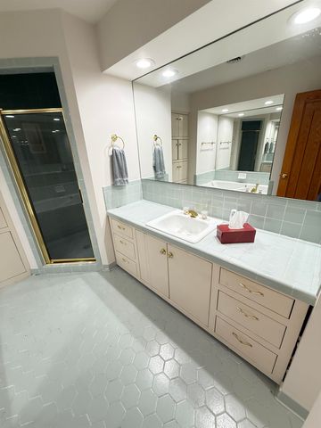 8975 BRIDGE FOREST DR, Germantown, TN 38138