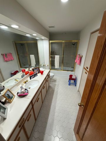 8975 BRIDGE FOREST DR, Germantown, TN 38138