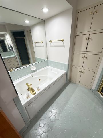 8975 BRIDGE FOREST DR, Germantown, TN 38138