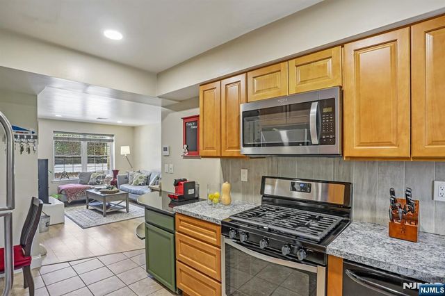 272-276 Walnut 6D, Newark, NJ 07105