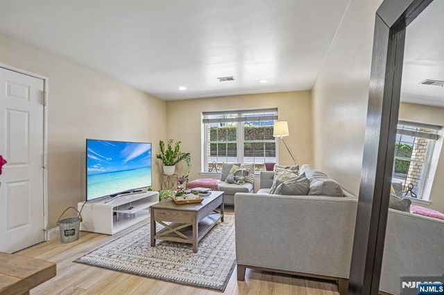 272-276 Walnut 6D, Newark, NJ 07105