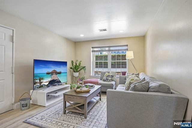 272-276 Walnut 6D, Newark, NJ 07105