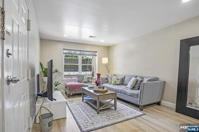 272-276 Walnut 6D, Newark, NJ 07105