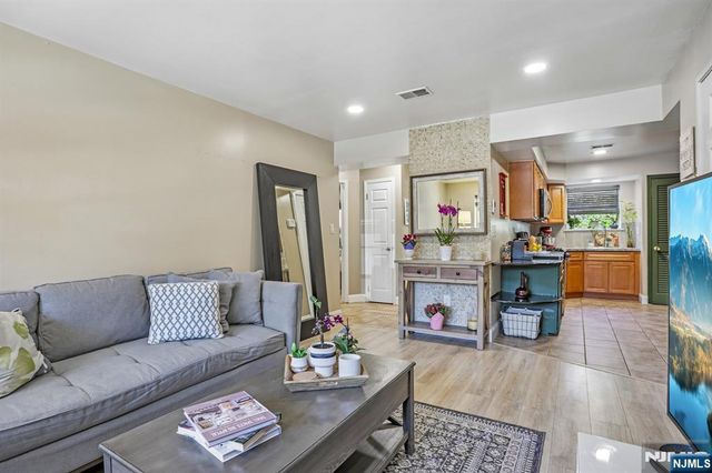 272-276 Walnut 6D, Newark, NJ 07105