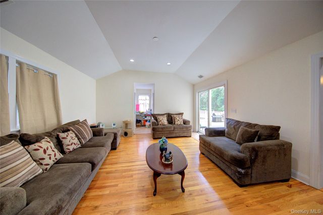 97 Chestnut Street, Mount Sinai, NY 11766