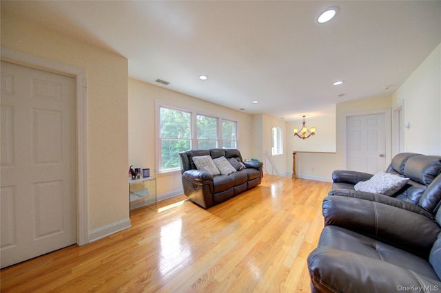 97 Chestnut Street, Mount Sinai, NY 11766