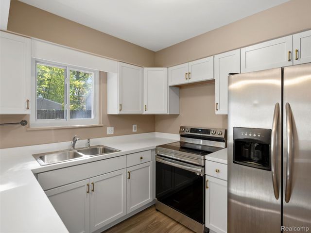 970 Golfview Drive, Lake Orion Village, MI 48362