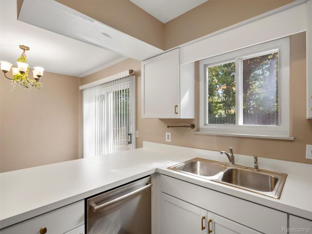 970 Golfview Drive, Lake Orion Village, MI 48362