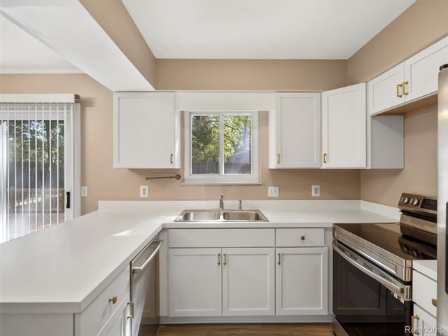 970 Golfview Drive, Lake Orion Village, MI 48362
