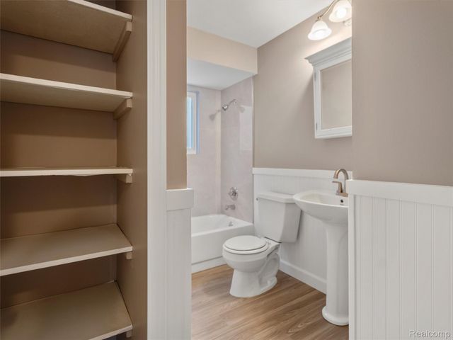 970 Golfview Drive, Lake Orion Village, MI 48362