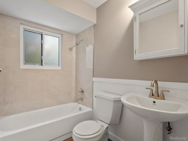 970 Golfview Drive, Lake Orion Village, MI 48362