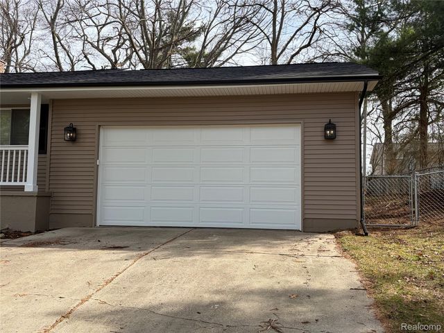 970 Golfview Drive, Lake Orion Village, MI 48362