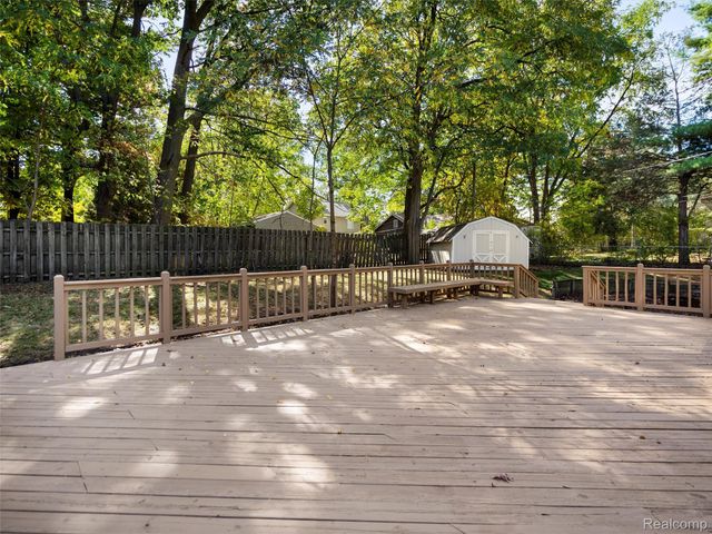 970 Golfview Drive, Lake Orion Village, MI 48362