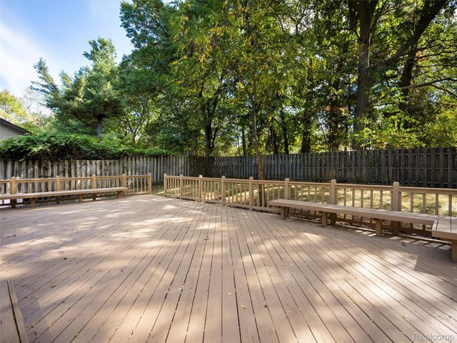 970 Golfview Drive, Lake Orion Village, MI 48362