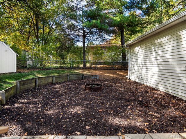 970 Golfview Drive, Lake Orion Village, MI 48362