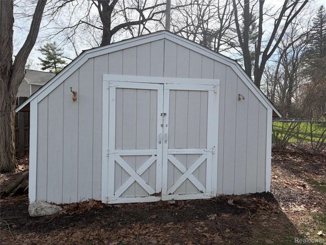 970 Golfview Drive, Lake Orion Village, MI 48362