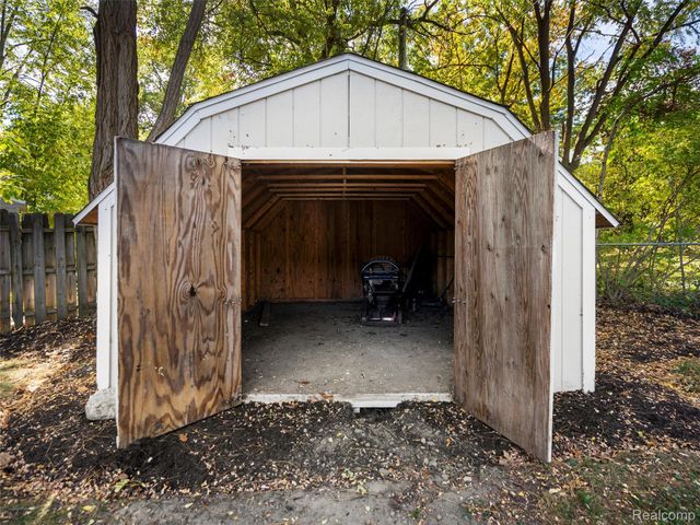970 Golfview Drive, Lake Orion Village, MI 48362