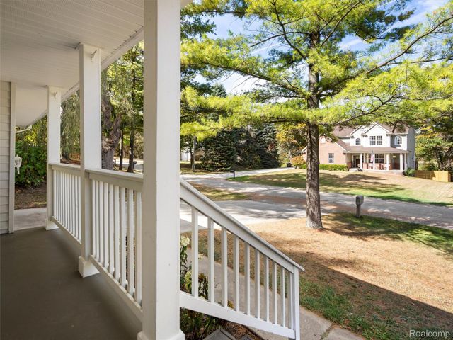 970 Golfview Drive, Lake Orion Village, MI 48362