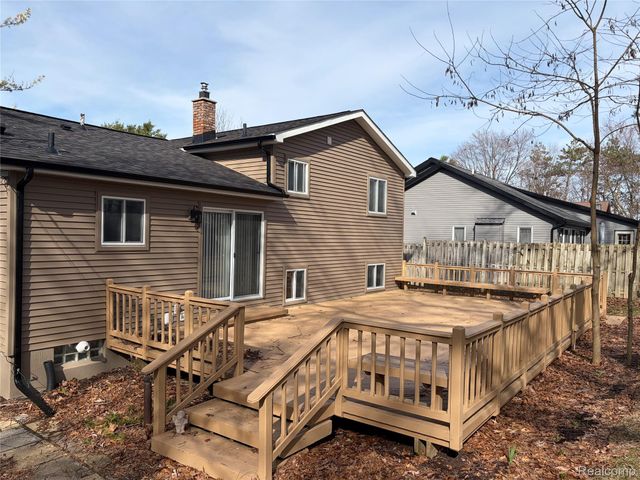 970 Golfview Drive, Lake Orion Village, MI 48362