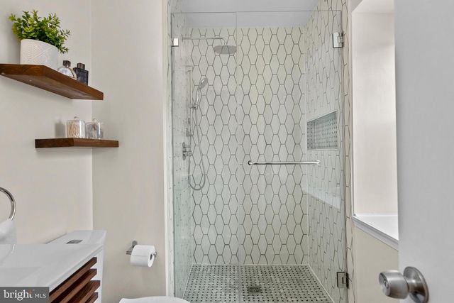 8555 DELLWAY LN, Vienna, VA 22180