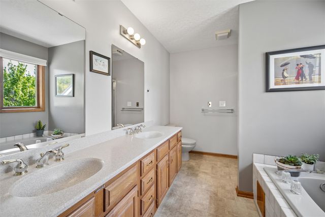 6300 N Winwood Drive, Johnston, IA 50131