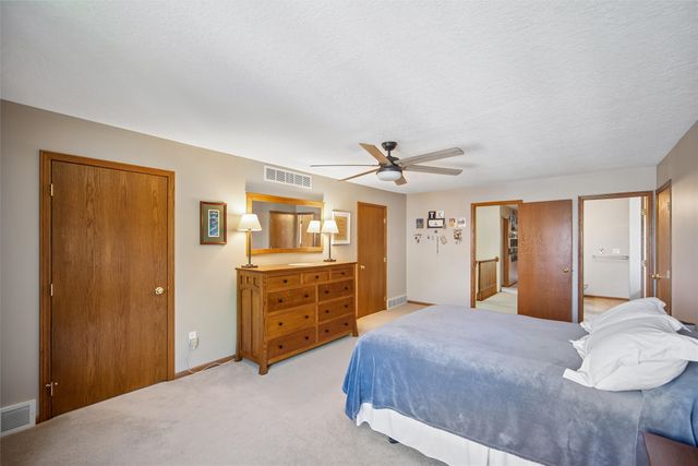 6300 N Winwood Drive, Johnston, IA 50131