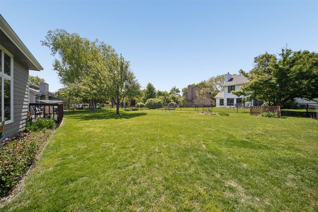 6300 N Winwood Drive, Johnston, IA 50131