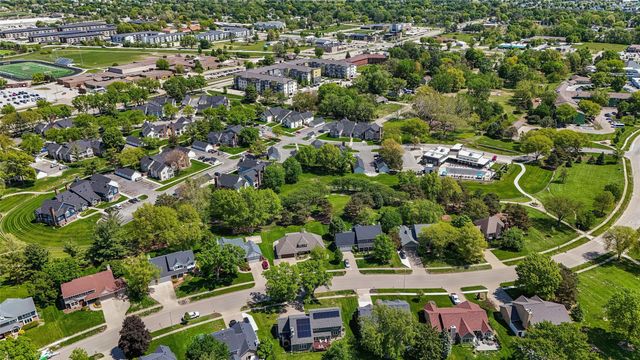 6300 N Winwood Drive, Johnston, IA 50131