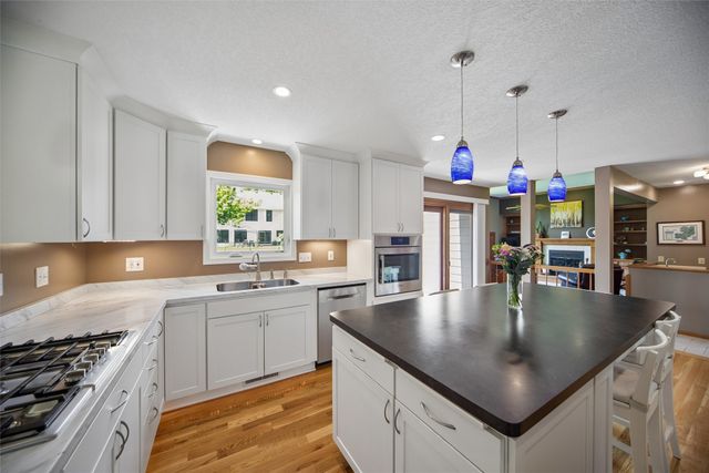 6300 N Winwood Drive, Johnston, IA 50131