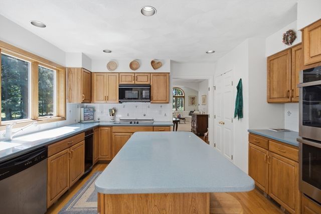 176 Pegan Ln, Dover, MA 02030