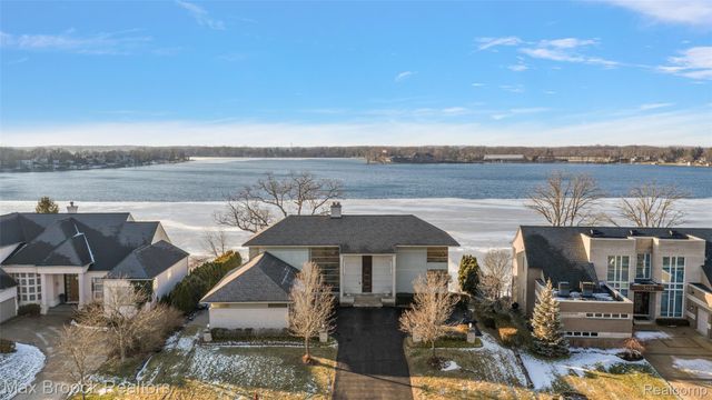 3468 Pine Estates Drive, West Bloomfield Charter Township, MI 48323
