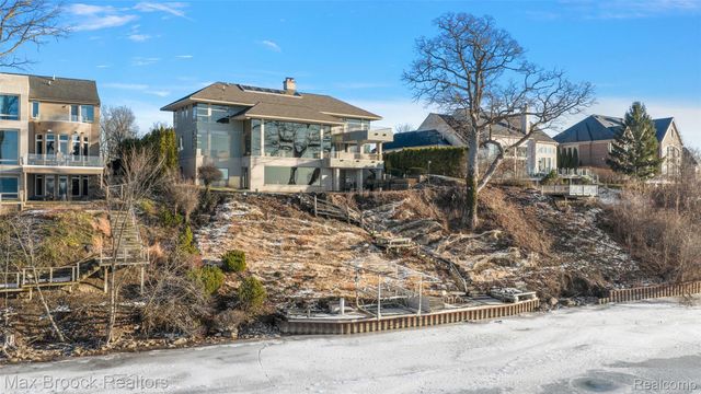 3468 Pine Estates Drive, West Bloomfield Charter Township, MI 48323