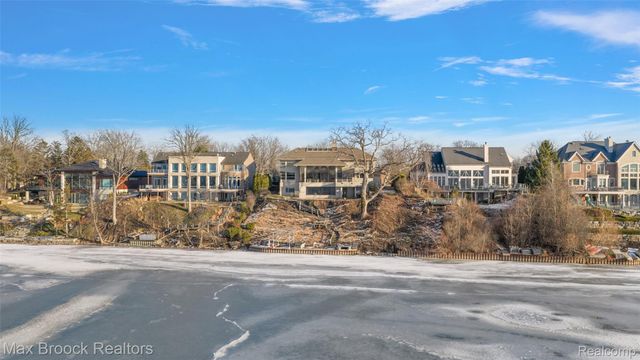 3468 Pine Estates Drive, West Bloomfield Charter Township, MI 48323