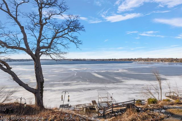 3468 Pine Estates Drive, West Bloomfield Charter Township, MI 48323