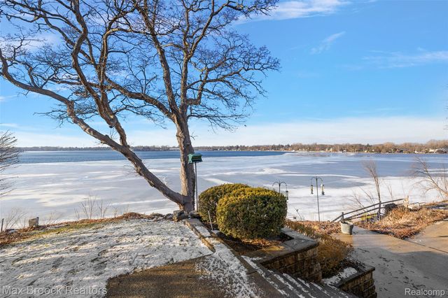 3468 Pine Estates Drive, West Bloomfield Charter Township, MI 48323