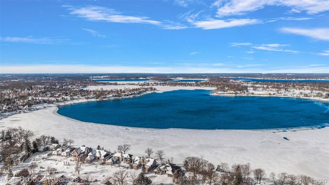 3468 Pine Estates Drive, West Bloomfield Charter Township, MI 48323