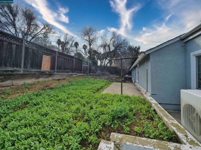 2901 Roosevelt Ln, Antioch, CA 94509