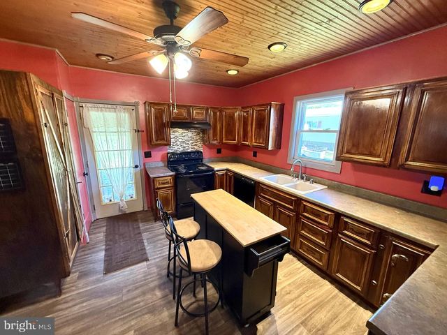 809 E WICONISCO AVE, Tower City, PA 17980