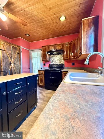 809 E WICONISCO AVE, Tower City, PA 17980