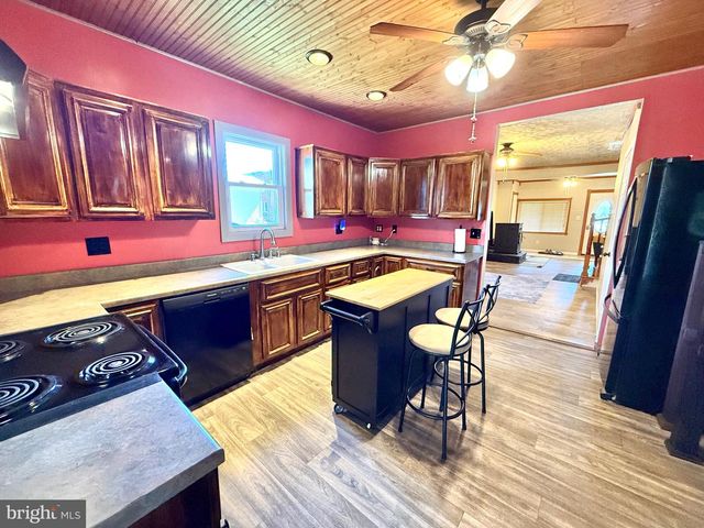 809 E WICONISCO AVE, Tower City, PA 17980