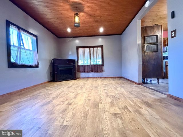 809 E WICONISCO AVE, Tower City, PA 17980