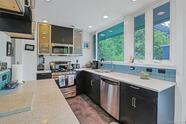 8 Edgewater Lane, Nyack, NY 10960