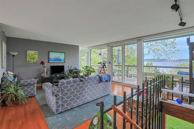 8 Edgewater Lane, Nyack, NY 10960