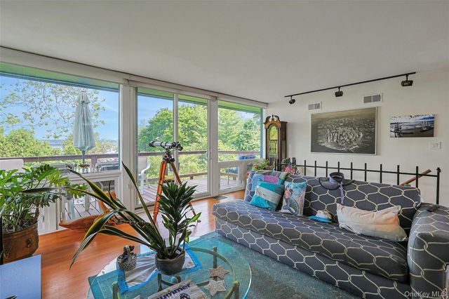 8 Edgewater Lane, Nyack, NY 10960